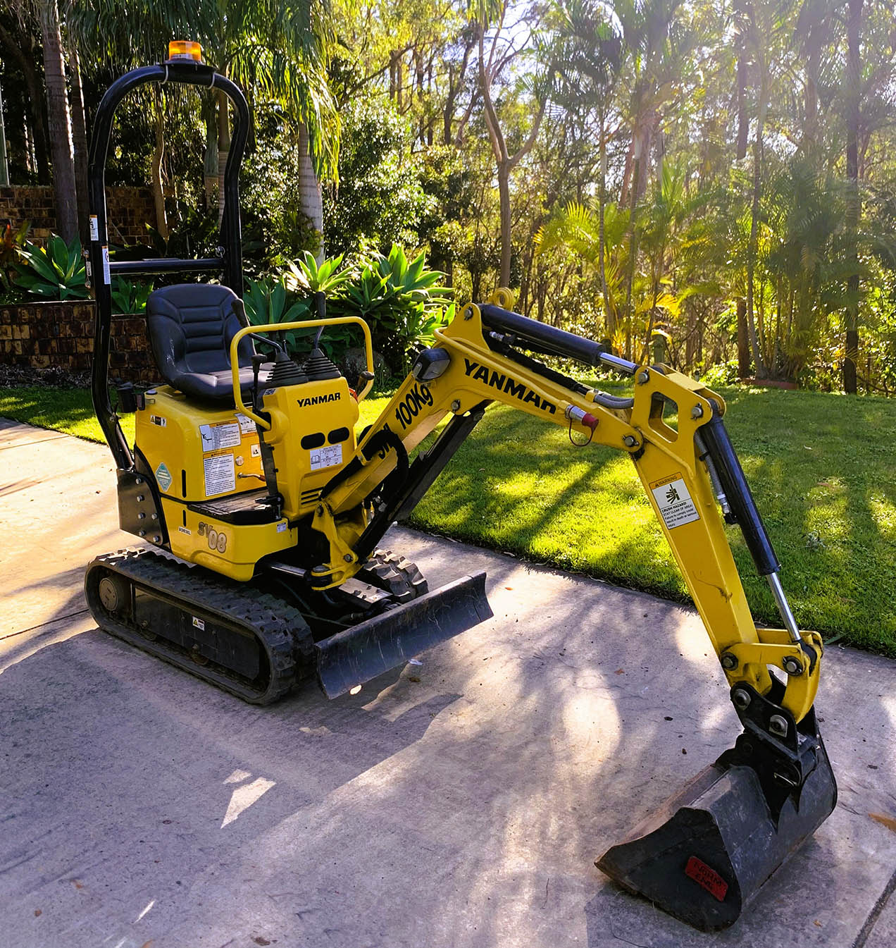 Yanmar SV08 0.8 tonne excavator suited to tight under-house access